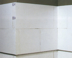 Крепеж углового профиля над блоками, выложенными в нижней части стены по периметру